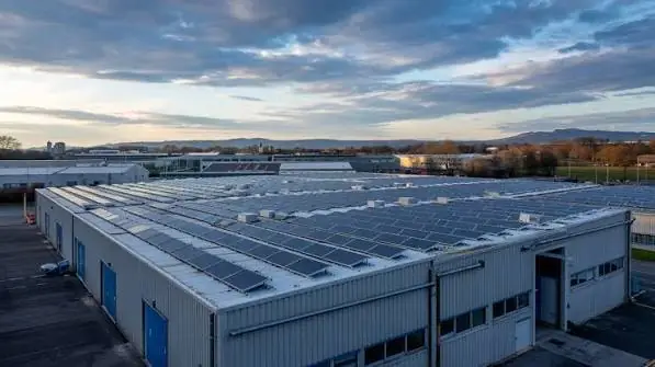 Panneaux photovoltaïques en toiture d'un bâtiment tertiaire